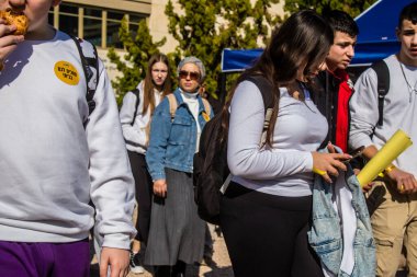 Tel Aviv, İsrail - 16 Ocak 2024 İsrail halkı Tel Aviv Sanat Müzesi 'ne bir anma ziyareti için geldi.