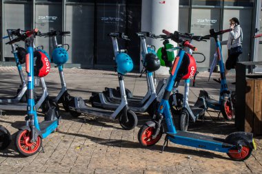 Tel Aviv, İsrail. 16 Ocak 2024. İkonik ve ikonik şehir Tel Aviv sokaklarına park edilmiş elektrikli scooter.