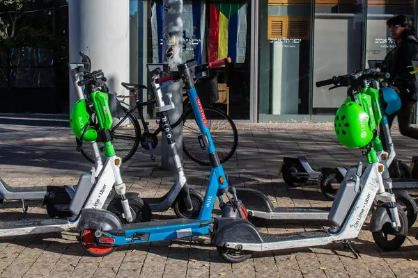 Tel Aviv, İsrail. 16 Ocak 2024. İkonik ve ikonik şehir Tel Aviv sokaklarına park edilmiş elektrikli scooter.