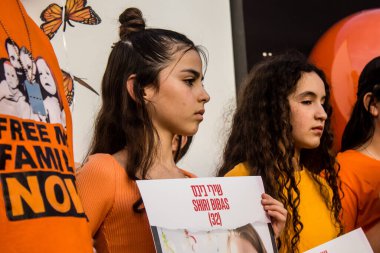 Tel Aviv, İsrail - 18 Ocak 2024 Bugün 1 yaşına giren Kfir 'in en hüzünlü doğum günü münasebetiyle aileye yakın genç kızlar rehine meydanına katıldı.