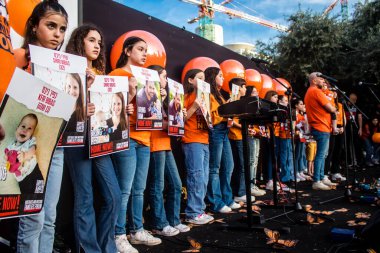 Tel Aviv, İsrail - 18 Ocak 2024 Bugün 1 yaşına giren Kfir 'in en hüzünlü doğum günü münasebetiyle aileye yakın genç kızlar rehine meydanına katıldı.