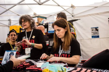 Tel Aviv, İsrail - 18 Ocak 2024 Gönüllüler, ziyaretçilerin Hamas 'ın kaçırdığı rehinelerin ailelerine giderek satın alabilecekleri 