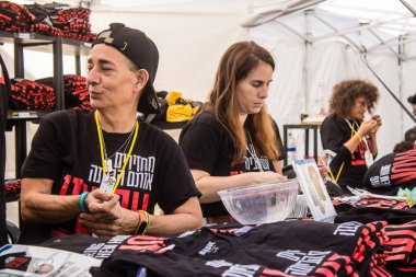 Tel Aviv, İsrail - 18 Ocak 2024 Gönüllüler, ziyaretçilerin Hamas 'ın kaçırdığı rehinelerin ailelerine giderek satın alabilecekleri 