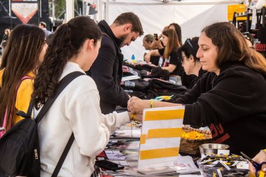 Tel Aviv, İsrail - 18 Ocak 2024 Gönüllüler, ziyaretçilerin Hamas 'ın kaçırdığı rehinelerin ailelerine giderek satın alabilecekleri 