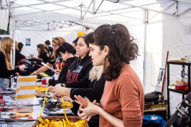 Tel Aviv, İsrail - 18 Ocak 2024 Gönüllüler, ziyaretçilerin Hamas 'ın kaçırdığı rehinelerin ailelerine giderek satın alabilecekleri 