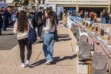 Tel Aviv, İsrail - 18 Ocak 2024 Rehine Meydanı 'nı ziyaret eden insanlar, insanların 7 Ekim 2023' te Hamas tarafından gerçekleştirilen katliamı sahnelediği ve temsil etmek istedikleri Tel Aviv Sanat Müzesi önünde