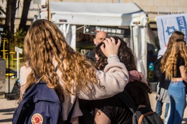 Tel Aviv, İsrail - 18 Ocak 2024 Rehine Meydanı 'nı ziyaret eden insanlar, insanların 7 Ekim 2023' te Hamas tarafından gerçekleştirilen katliamı sahnelediği ve temsil etmek istedikleri Tel Aviv Sanat Müzesi önünde