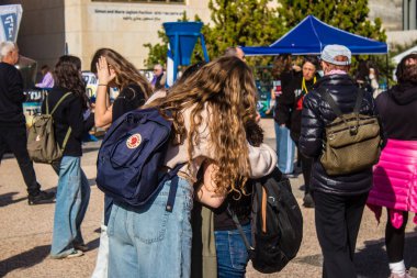 Tel Aviv, İsrail - 18 Ocak 2024 Rehine Meydanı 'nı ziyaret eden insanlar, insanların 7 Ekim 2023' te Hamas tarafından gerçekleştirilen katliamı sahnelediği ve temsil etmek istedikleri Tel Aviv Sanat Müzesi önünde