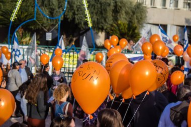 Tel Aviv, İsrail - 18 Ocak 2024 Hamas tarafından 103 gündür Gazze 'de esir tutulan Kfir' in en hüzünlü doğum günü münasebetiyle düzenlenen etkinliğe 18 Ocak 2024 'te Rehine Meydanı' na katıldı.