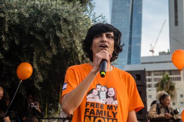 Tel Aviv, İsrail - 18 Ocak 2024 Hamas tarafından 103 gündür Gazze 'de esir tutulan Kfir' in en hüzünlü doğum günü münasebetiyle düzenlenen etkinliğe 18 Ocak 2024 'te Rehine Meydanı' na katıldı.