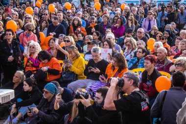 Tel Aviv, İsrail - 18 Ocak 2024 Hamas tarafından 103 gündür Gazze 'de esir tutulan Kfir' in en hüzünlü doğum günü münasebetiyle düzenlenen etkinliğe 18 Ocak 2024 'te Rehine Meydanı' na katıldı.