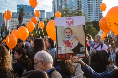 Tel Aviv, İsrail - 18 Ocak 2024 Hamas tarafından 103 gündür Gazze 'de esir tutulan Kfir' in en hüzünlü doğum günü münasebetiyle düzenlenen etkinliğe 18 Ocak 2024 'te Rehine Meydanı' na katıldı.