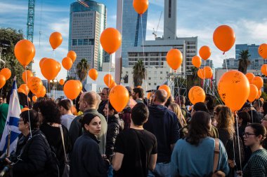 Tel Aviv, İsrail - 18 Ocak 2024 Hamas tarafından 103 gündür Gazze 'de esir tutulan Kfir' in en hüzünlü doğum günü münasebetiyle düzenlenen etkinliğe 18 Ocak 2024 'te Rehine Meydanı' na katıldı.