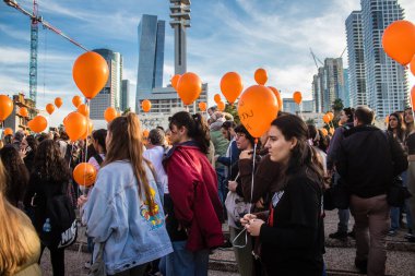 Tel Aviv, İsrail - 18 Ocak 2024 Hamas tarafından 103 gündür Gazze 'de esir tutulan Kfir' in en hüzünlü doğum günü münasebetiyle düzenlenen etkinliğe 18 Ocak 2024 'te Rehine Meydanı' na katıldı.