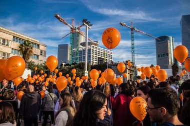 Tel Aviv, İsrail - 18 Ocak 2024 Hamas tarafından 103 gündür Gazze 'de esir tutulan Kfir' in en hüzünlü doğum günü münasebetiyle düzenlenen etkinliğe 18 Ocak 2024 'te Rehine Meydanı' na katıldı.