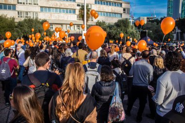 Tel Aviv, İsrail - 18 Ocak 2024 Hamas tarafından 103 gündür Gazze 'de esir tutulan Kfir' in en hüzünlü doğum günü münasebetiyle düzenlenen etkinliğe 18 Ocak 2024 'te Rehine Meydanı' na katıldı.