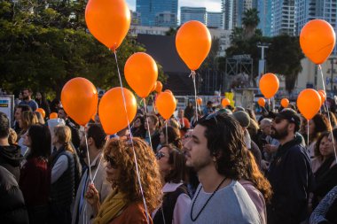 Tel Aviv, İsrail - 18 Ocak 2024 Hamas tarafından 103 gündür Gazze 'de esir tutulan Kfir' in en hüzünlü doğum günü münasebetiyle düzenlenen etkinliğe 18 Ocak 2024 'te Rehine Meydanı' na katıldı.