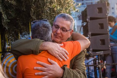 Tel Aviv, İsrail - 18 Ocak 2024 Kfir 'in ailesi, bugün 1 yaşında olan ve Hamas tarafından esir tutulan Kfir' in en hüzünlü doğum günü münasebetiyle Rehineler Meydanı 'na katıldı.