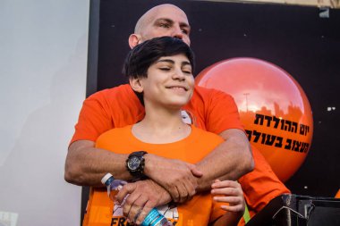 Tel Aviv, İsrail - 18 Ocak 2024 Kfir 'in ailesi, bugün 1 yaşında olan ve Hamas tarafından esir tutulan Kfir' in en hüzünlü doğum günü münasebetiyle Rehineler Meydanı 'na katıldı.