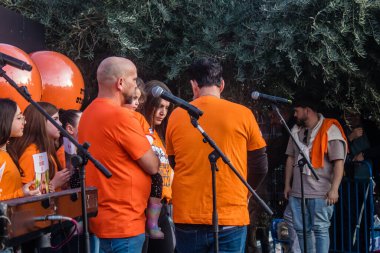 Tel Aviv, İsrail - 18 Ocak 2024 Kfir 'in ailesi, bugün 1 yaşında olan ve Hamas tarafından esir tutulan Kfir' in en hüzünlü doğum günü münasebetiyle Rehineler Meydanı 'na katıldı.