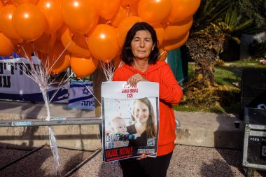 Tel Aviv, İsrail - 18 Ocak 2024 Kfir 'in ailesi, bugün 1 yaşında olan ve Hamas tarafından esir tutulan Kfir' in en hüzünlü doğum günü münasebetiyle Rehineler Meydanı 'na katıldı.