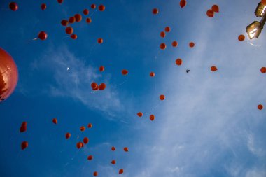 Tel Aviv, İsrail - 18 Ocak 2024 Kfir ve ailesini destekleyen mesajlarla dolu balonlar bugün 1 yaşında olan ve hala rehine olan Kfir 'in en üzücü doğum gününde yayınlandı.