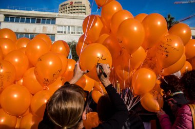 Tel Aviv, İsrail - 18 Ocak 2024 Kfir ve ailesini destekleyen mesajlarla dolu balonlar bugün 1 yaşında olan ve hala rehine olan Kfir 'in en üzücü doğum gününde yayınlandı.