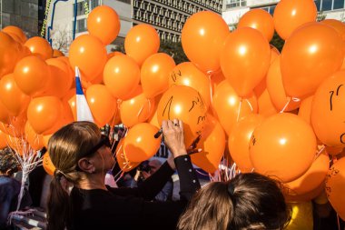 Tel Aviv, İsrail - 18 Ocak 2024 Kfir ve ailesini destekleyen mesajlarla dolu balonlar bugün 1 yaşında olan ve hala rehine olan Kfir 'in en üzücü doğum gününde yayınlandı.