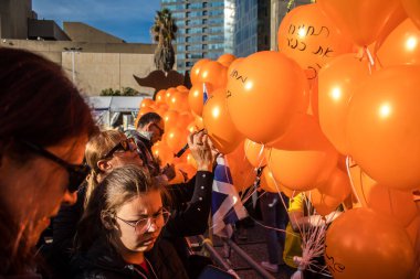 Tel Aviv, İsrail - 18 Ocak 2024 Kfir ve ailesini destekleyen mesajlarla dolu balonlar bugün 1 yaşında olan ve hala rehine olan Kfir 'in en üzücü doğum gününde yayınlandı.