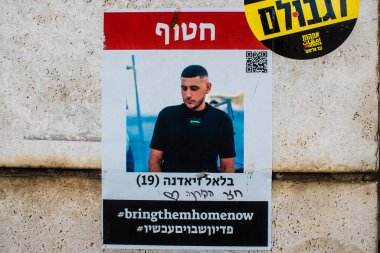 Tel Aviv, İsrail - Tel Aviv 'de 7 Ekim 2023' te Hamas tarafından öldürülen rehine ve askerlerin yüzlerini gösteren 20 Ocak 2024 posterleri Tel Aviv sokaklarında sergilendi.