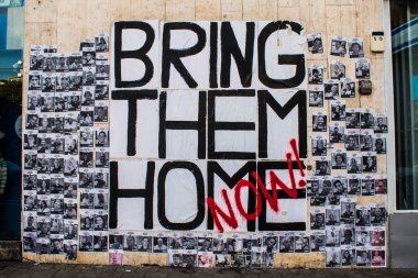 Tel Aviv, İsrail - Tel Aviv 'de 7 Ekim 2023' te Hamas tarafından öldürülen rehine ve askerlerin yüzlerini gösteren 20 Ocak 2024 posterleri Tel Aviv sokaklarında sergilendi.