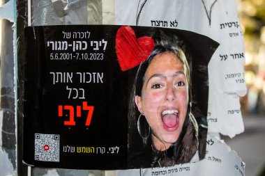 Tel Aviv, İsrail - Tel Aviv 'de 7 Ekim 2023' te Hamas tarafından öldürülen rehine ve askerlerin yüzlerini gösteren 20 Ocak 2024 posterleri Tel Aviv sokaklarında sergilendi.