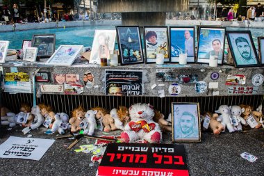 Tel Aviv, İsrail - 20 Ocak 2024 Dizengoff Meydanı Anıtı, 7 Ekim 2023 'te Hamas tarafından öldürülen rehine ve askerlerin yüzlerini gösteren hediye ve fotoğraflar sergileniyor