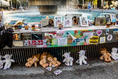 Tel Aviv, İsrail - 20 Ocak 2024 Dizengoff Meydanı Anıtı, 7 Ekim 2023 'te Hamas tarafından öldürülen rehine ve askerlerin yüzlerini gösteren hediye ve fotoğraflar sergileniyor