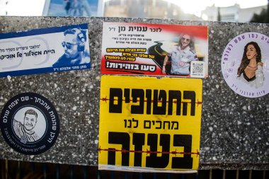 Tel Aviv, İsrail - 20 Ocak 2024 Dizengoff Meydanı Anıtı, 7 Ekim 2023 'te Hamas tarafından öldürülen rehine ve askerlerin yüzlerini gösteren hediye ve fotoğraflar sergileniyor