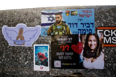Tel Aviv, İsrail - 20 Ocak 2024 Dizengoff Meydanı Anıtı, 7 Ekim 2023 'te Hamas tarafından öldürülen rehine ve askerlerin yüzlerini gösteren hediye ve fotoğraflar sergileniyor