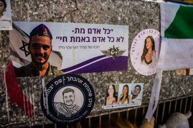 Tel Aviv, İsrail - 20 Ocak 2024 Dizengoff Meydanı Anıtı, 7 Ekim 2023 'te Hamas tarafından öldürülen rehine ve askerlerin yüzlerini gösteren hediye ve fotoğraflar sergileniyor