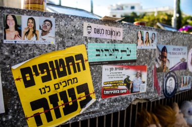Tel Aviv, İsrail - 20 Ocak 2024 Dizengoff Meydanı Anıtı, 7 Ekim 2023 'te Hamas tarafından öldürülen rehine ve askerlerin yüzlerini gösteren hediye ve fotoğraflar sergileniyor