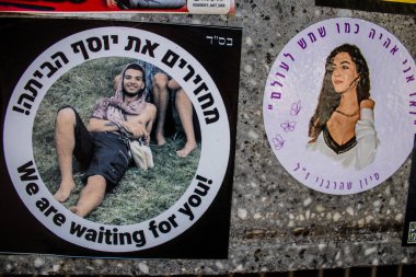 Tel Aviv, İsrail - 20 Ocak 2024 Dizengoff Meydanı Anıtı, 7 Ekim 2023 'te Hamas tarafından öldürülen rehine ve askerlerin yüzlerini gösteren hediye ve fotoğraflar sergileniyor