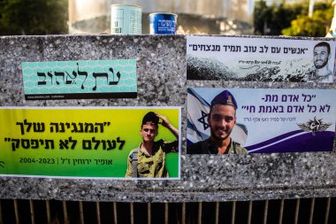 Tel Aviv, İsrail - 20 Ocak 2024 Dizengoff Meydanı Anıtı, 7 Ekim 2023 'te Hamas tarafından öldürülen rehine ve askerlerin yüzlerini gösteren hediye ve fotoğraflar sergileniyor