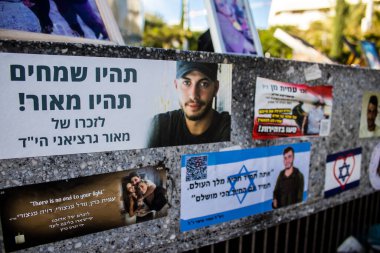 Tel Aviv, İsrail - 20 Ocak 2024 Dizengoff Meydanı Anıtı, 7 Ekim 2023 'te Hamas tarafından öldürülen rehine ve askerlerin yüzlerini gösteren hediye ve fotoğraflar sergileniyor