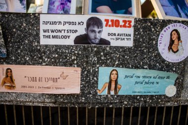 Tel Aviv, İsrail - 20 Ocak 2024 Dizengoff Meydanı Anıtı, 7 Ekim 2023 'te Hamas tarafından öldürülen rehine ve askerlerin yüzlerini gösteren hediye ve fotoğraflar sergileniyor