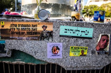 Tel Aviv, İsrail - 20 Ocak 2024 Dizengoff Meydanı Anıtı, 7 Ekim 2023 'te Hamas tarafından öldürülen rehine ve askerlerin yüzlerini gösteren hediye ve fotoğraflar sergileniyor