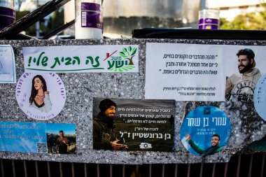 Tel Aviv, İsrail - 20 Ocak 2024 Dizengoff Meydanı Anıtı, 7 Ekim 2023 'te Hamas tarafından öldürülen rehine ve askerlerin yüzlerini gösteren hediye ve fotoğraflar sergileniyor