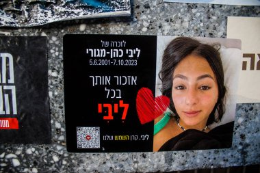 Tel Aviv, İsrail - 20 Ocak 2024 Dizengoff Meydanı Anıtı, 7 Ekim 2023 'te Hamas tarafından öldürülen rehine ve askerlerin yüzlerini gösteren hediye ve fotoğraflar sergileniyor