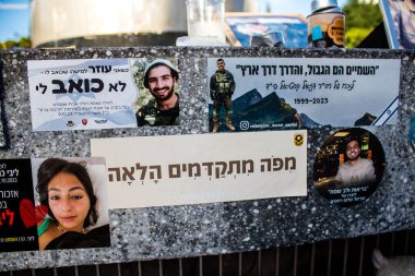 Tel Aviv, İsrail - 20 Ocak 2024 Dizengoff Meydanı Anıtı, 7 Ekim 2023 'te Hamas tarafından öldürülen rehine ve askerlerin yüzlerini gösteren hediye ve fotoğraflar sergileniyor