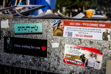 Tel Aviv, İsrail - 20 Ocak 2024 Dizengoff Meydanı Anıtı, 7 Ekim 2023 'te Hamas tarafından öldürülen rehine ve askerlerin yüzlerini gösteren hediye ve fotoğraflar sergileniyor