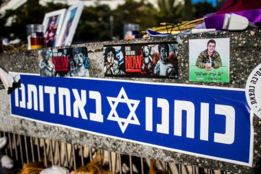 Tel Aviv, İsrail - 20 Ocak 2024 Dizengoff Meydanı Anıtı, 7 Ekim 2023 'te Hamas tarafından öldürülen rehine ve askerlerin yüzlerini gösteren hediye ve fotoğraflar sergileniyor