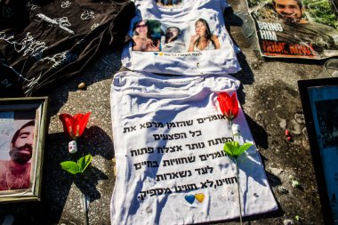 Tel Aviv, İsrail - 20 Ocak 2024 Dizengoff Meydanı Anıtı, 7 Ekim 2023 'te Hamas tarafından öldürülen rehine ve askerlerin yüzlerini gösteren hediye ve fotoğraflar sergileniyor