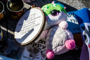 Tel Aviv, İsrail - 20 Ocak 2024 Dizengoff Meydanı Anıtı, 7 Ekim 2023 'te Hamas tarafından öldürülen rehine ve askerlerin yüzlerini gösteren hediye ve fotoğraflar sergileniyor